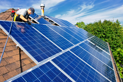 Installation de panneaux photovoltaïques sur un toit