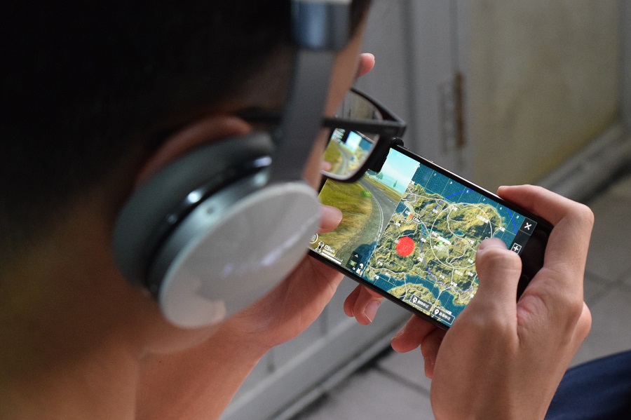Un utilisateur en train de jouer sur son smartphone