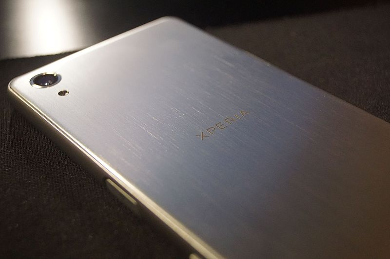 Dos d'un smartphone en métal