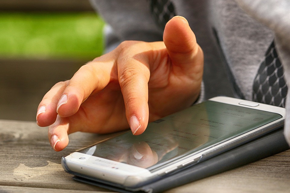 Photo d'un homme en train d'utiliser son smartphone 