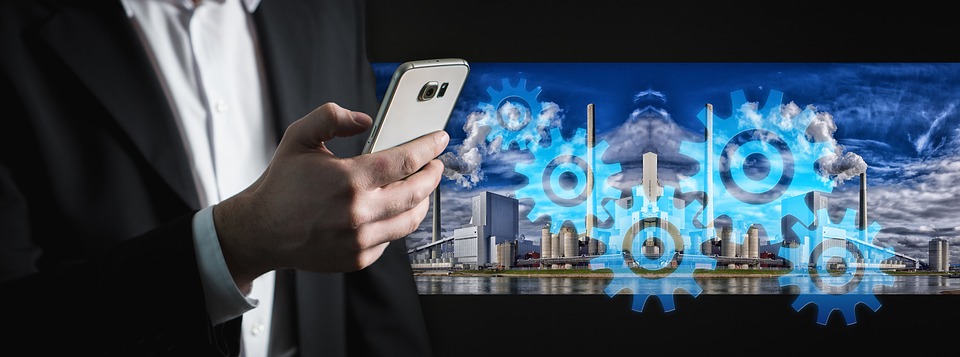 Un homme tenant un smartphone dans sa main